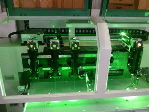 激光增透划线机采用端面泵浦绿激光器，直线电机驱动，进口高精度直线导轨，进口光栅尺，四轴高精度控制卡，集合而成的精密激光划线系统，是集激光精细加工、精密机械、直线驱动技术等学科于一体的高新技术产品。